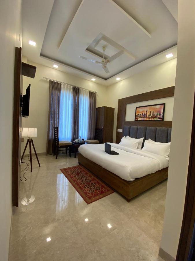Hotel Woodlark Zirakpur - A Peaceful Stay 外观 照片